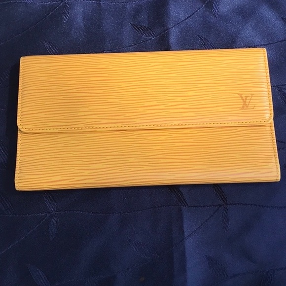 Louis Vuitton EPI Leather Wallet Firm already discounted - Picture 16 of 16